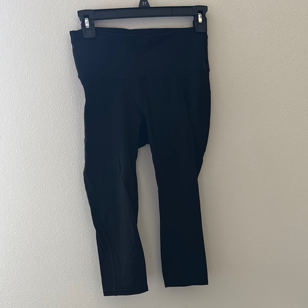 Lululemon Sz 4 black mid rise‎ capri leggings 22” inseam